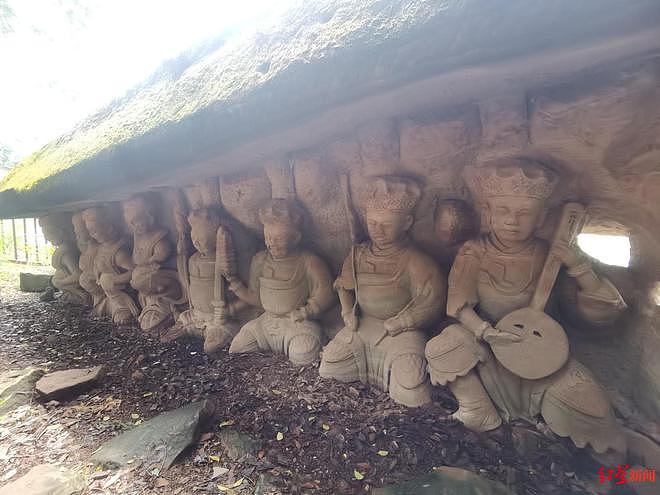 长江重庆段水位下降露出600年历史石佛,许多游客隔岸参观祈福(组图) - 4