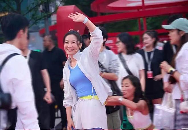 43岁贾玲:正在备战马拉松,她的蜕变不止是身材(组图) - 2