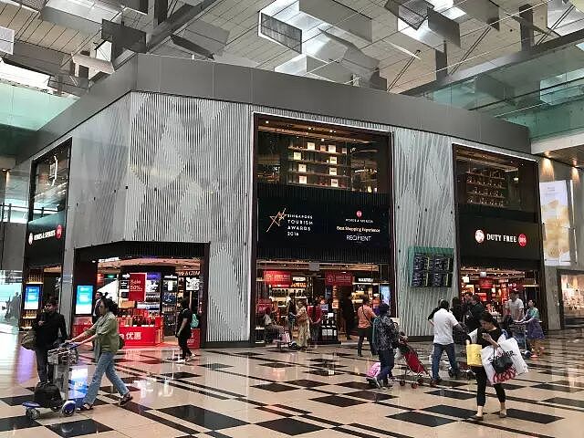 中国女子在从新加坡回国航班上，公然玩火还自曝多次带火机登机... 现场画面流出（组图） - 1