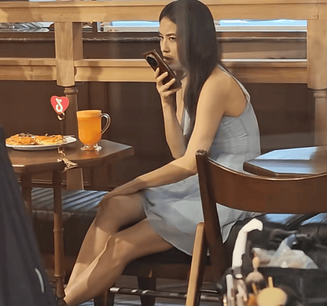 42岁黄圣依甜品店被偶遇，看手机一脸烦躁还翻白眼（组图） - 4