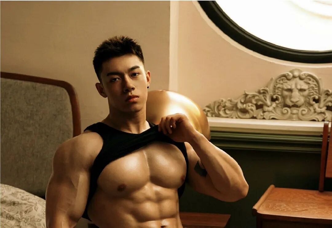 【帅哥】肉壮美臀运动员，肌肉写真，身材太吸睛啦（组图） - 18