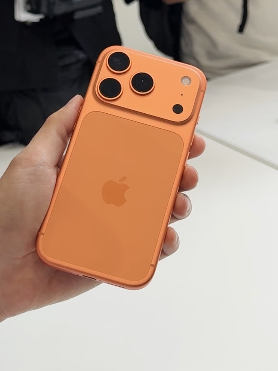 iPhone 17系列上手体验：橙色Pro“显眼包”，Air轻薄超预期（视频/组图） - 4