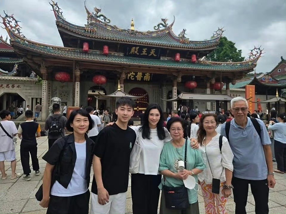 知名港星携妻现身纽约街头！疑送学霸儿子入学，港姐妻子被赞冻龄（组图） - 8