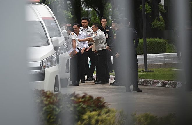 佩通坦辞别75岁父亲他信,万般不舍,眼中含泪却仍要努力微笑(组图) - 2
