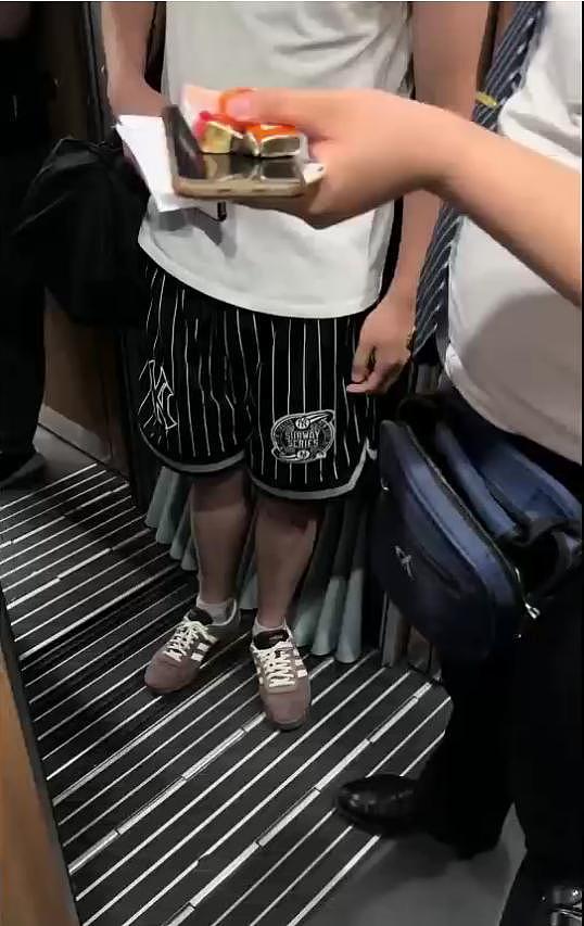 男子在高铁上吸烟被警察戴铐带走，自称“我又没有犯罪”（组图） - 4