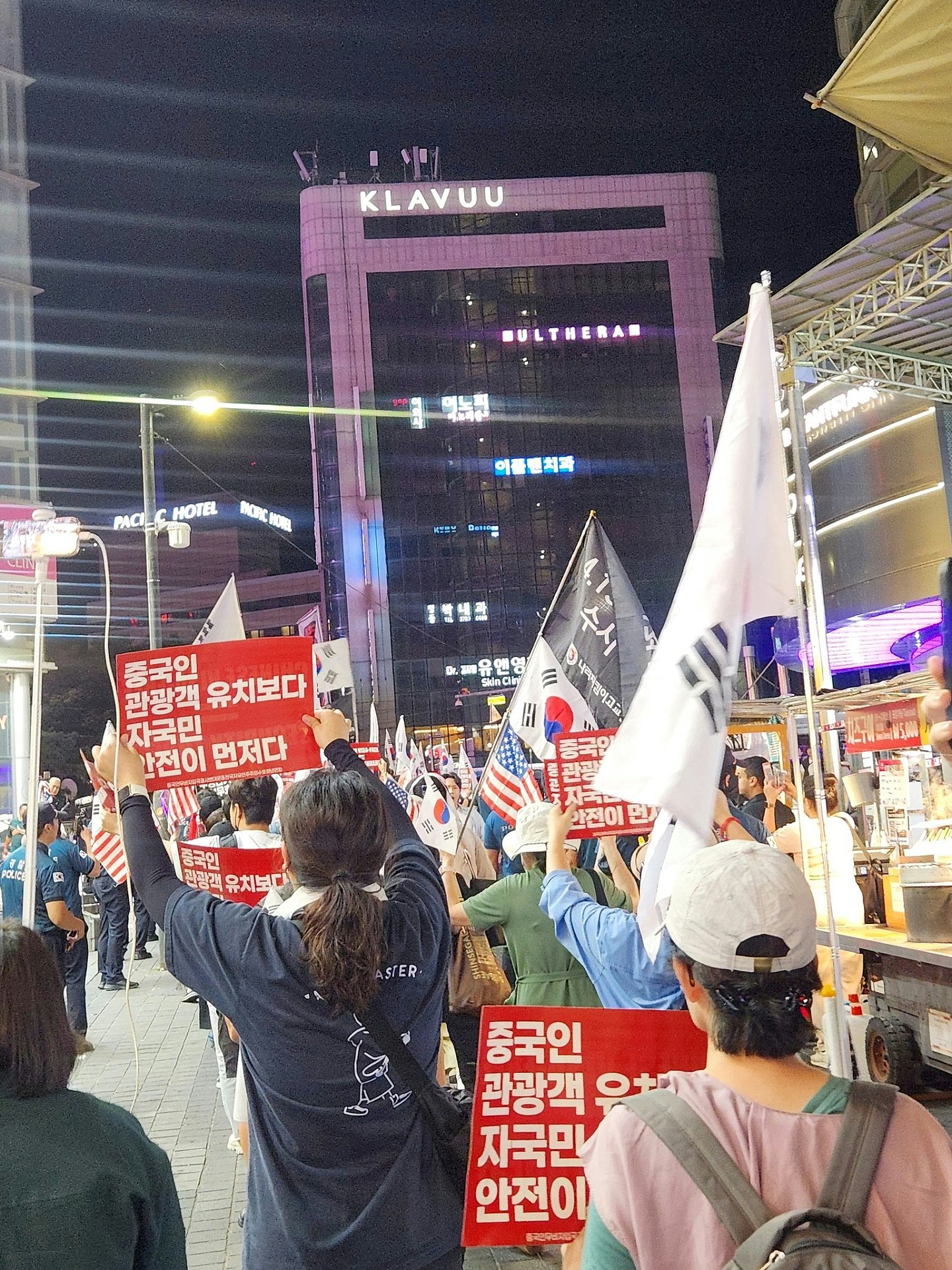 李在明批评极右翼团体反华示威,要求研究制裁方案(组图) - 2