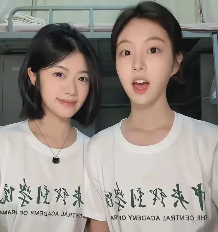黄杨钿甜全面复出!参加中戏迎新晚会跳热舞,露马甲线引学生尖叫(组图) - 1