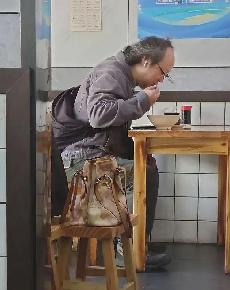 55岁窦唯已迁居阿那亚多年，骑电动车，买菜砍价，生活过得惬意（组图） - 4