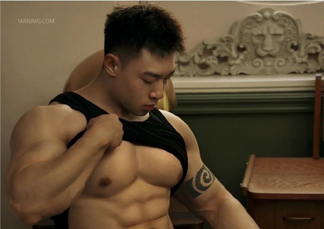 【帅哥】肉壮美臀运动员，肌肉写真，身材太吸睛啦（组图） - 2