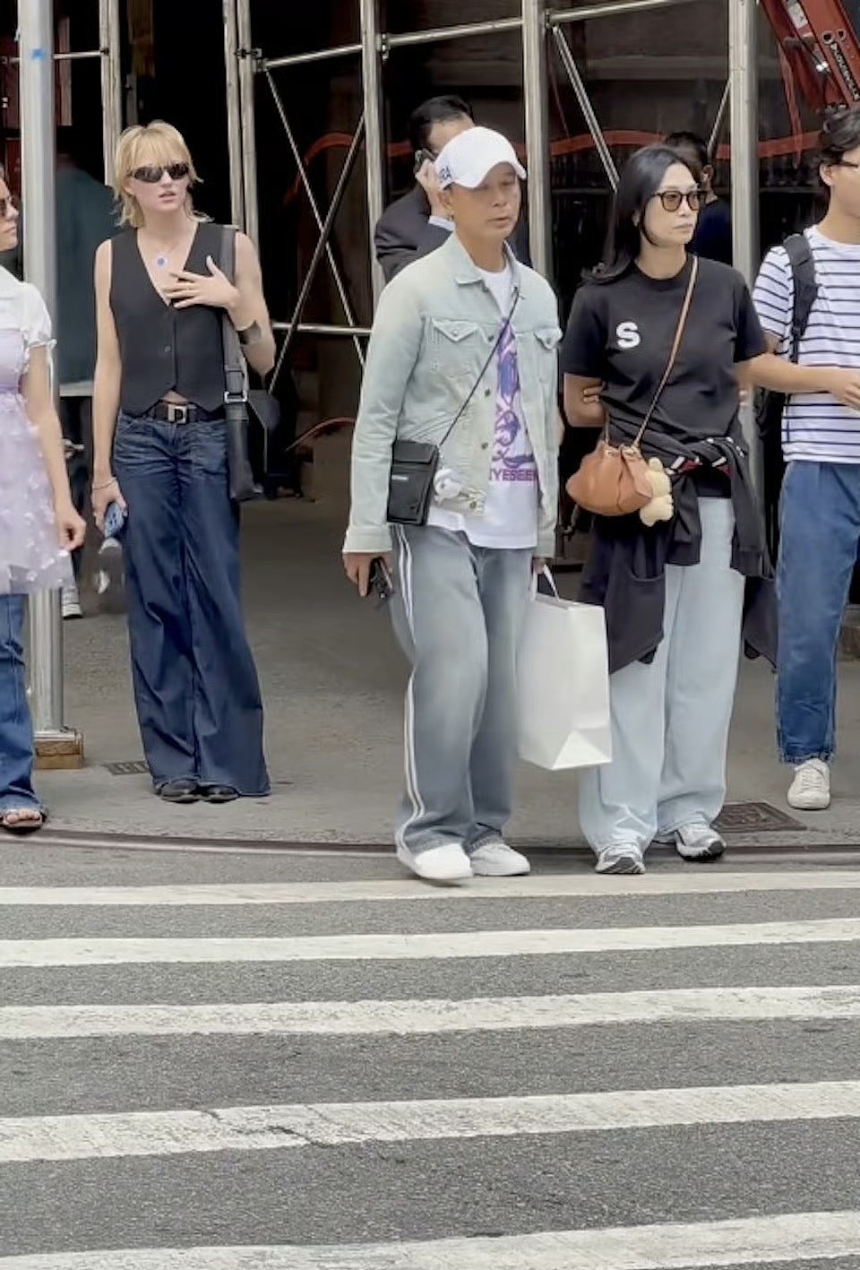 知名港星携妻现身纽约街头！疑送学霸儿子入学，港姐妻子被赞冻龄（组图） - 4