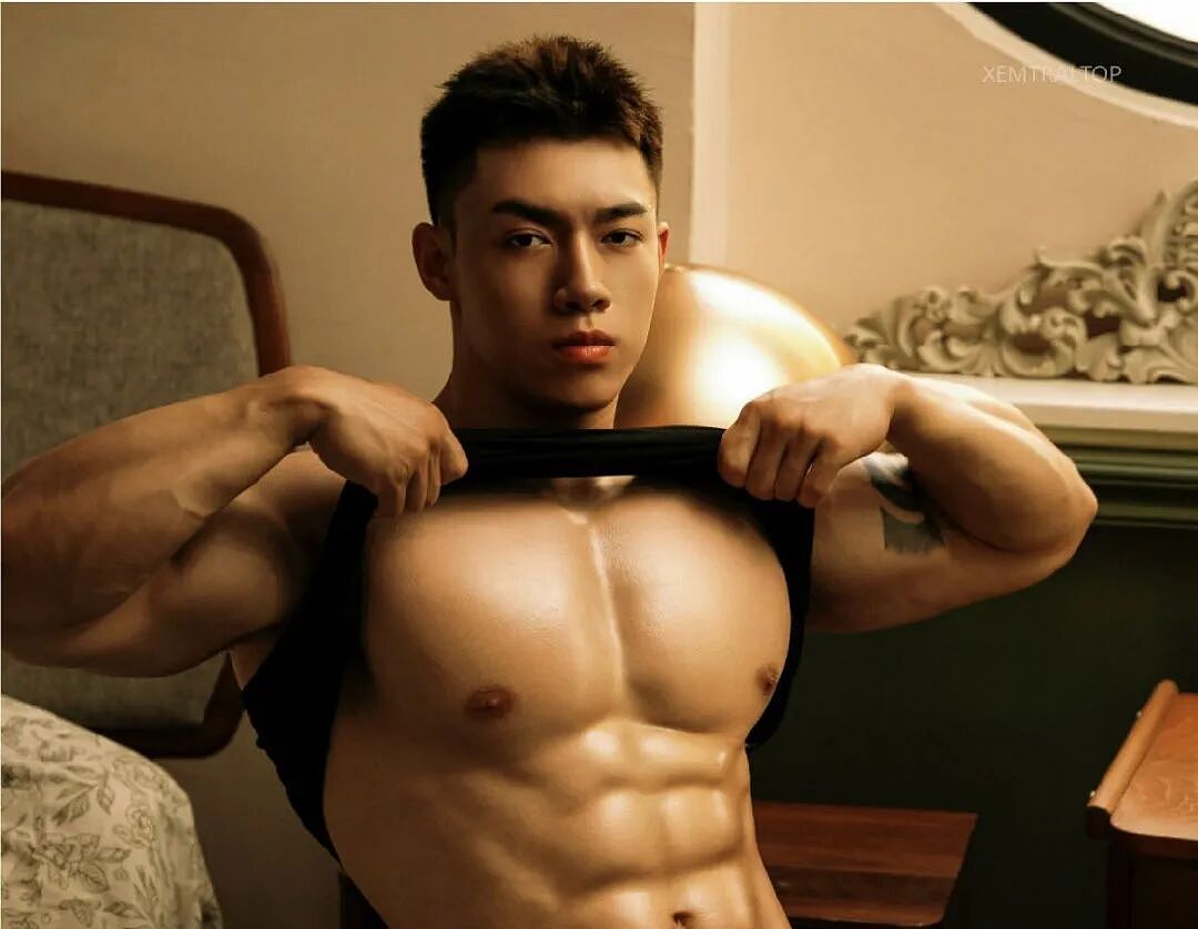 【帅哥】肉壮美臀运动员，肌肉写真，身材太吸睛啦（组图） - 17