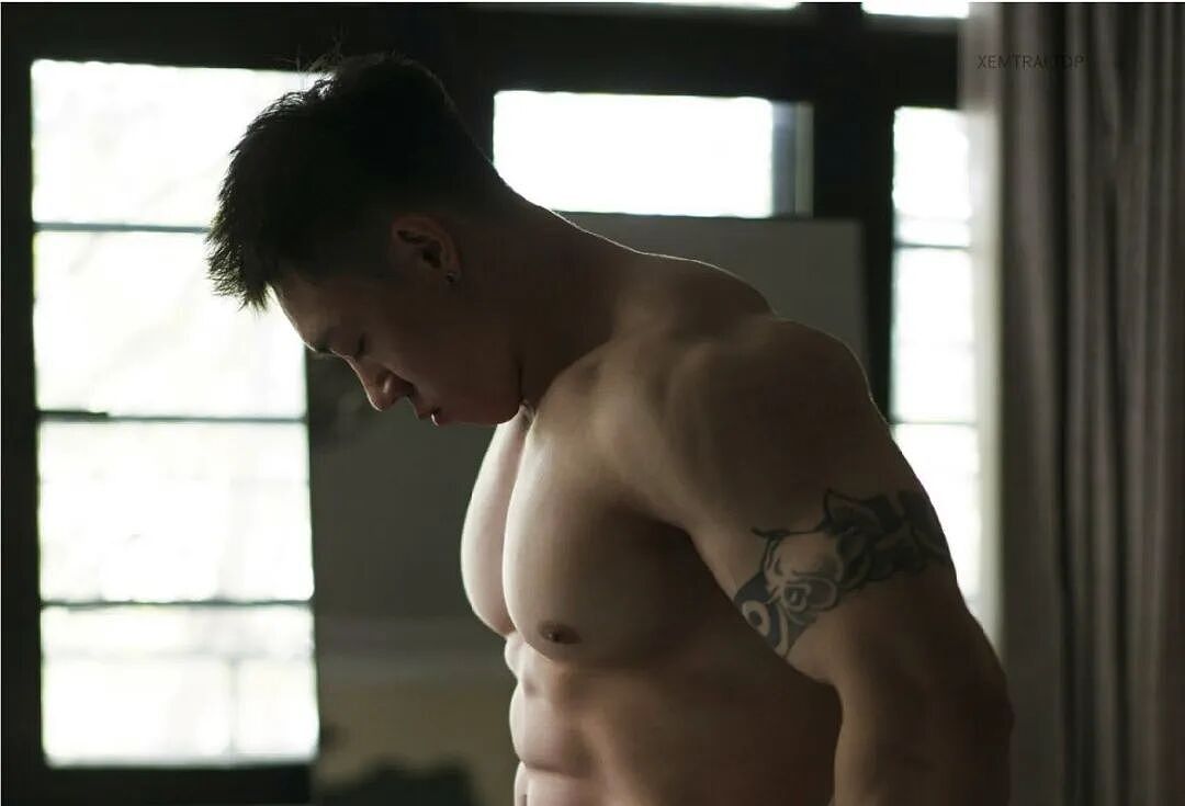 【帅哥】肉壮美臀运动员，肌肉写真，身材太吸睛啦（组图） - 8