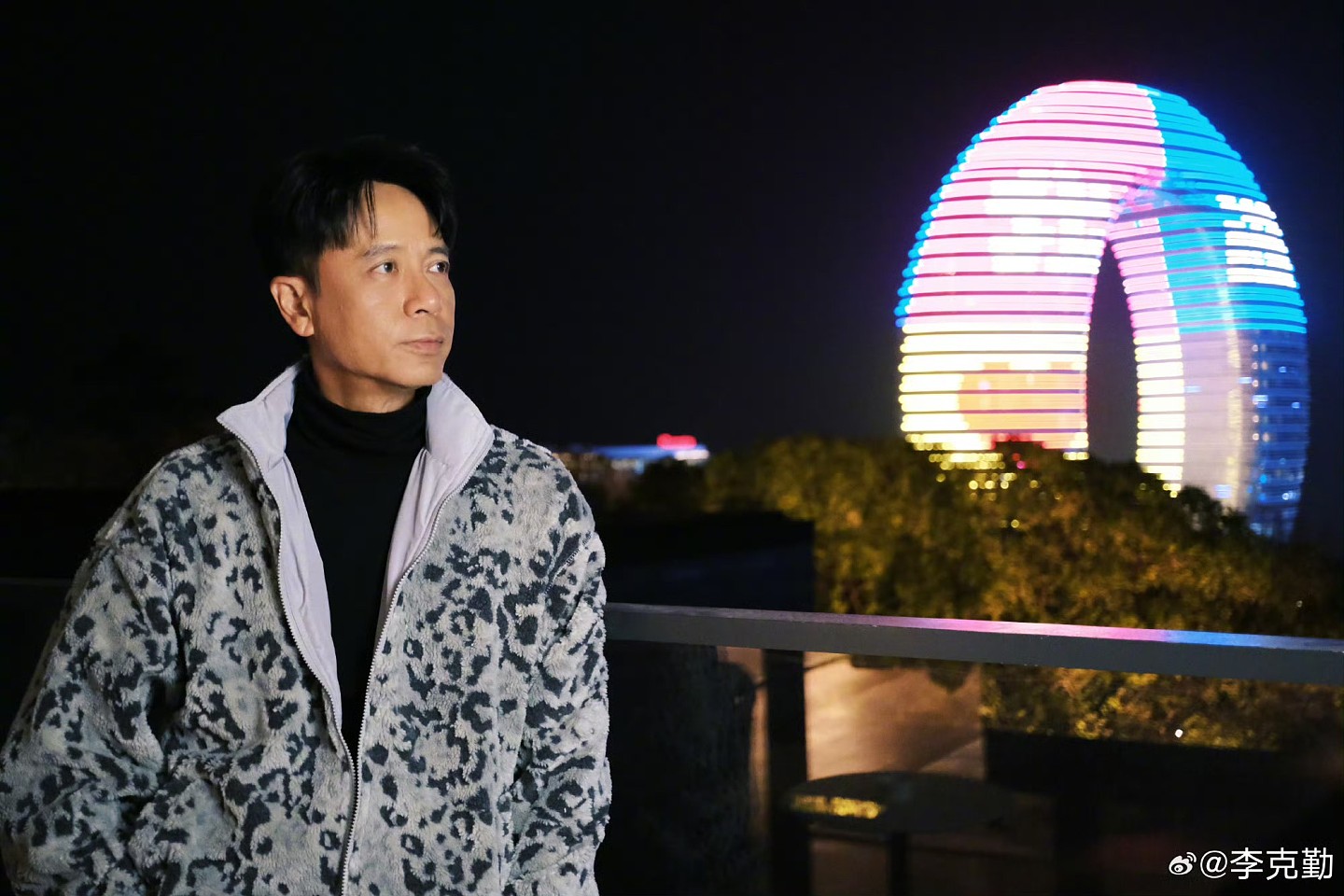 知名港星携妻现身纽约街头！疑送学霸儿子入学，港姐妻子被赞冻龄（组图） - 7