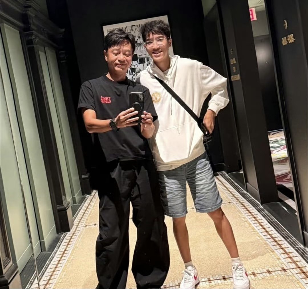 知名港星携妻现身纽约街头！疑送学霸儿子入学，港姐妻子被赞冻龄（组图） - 6