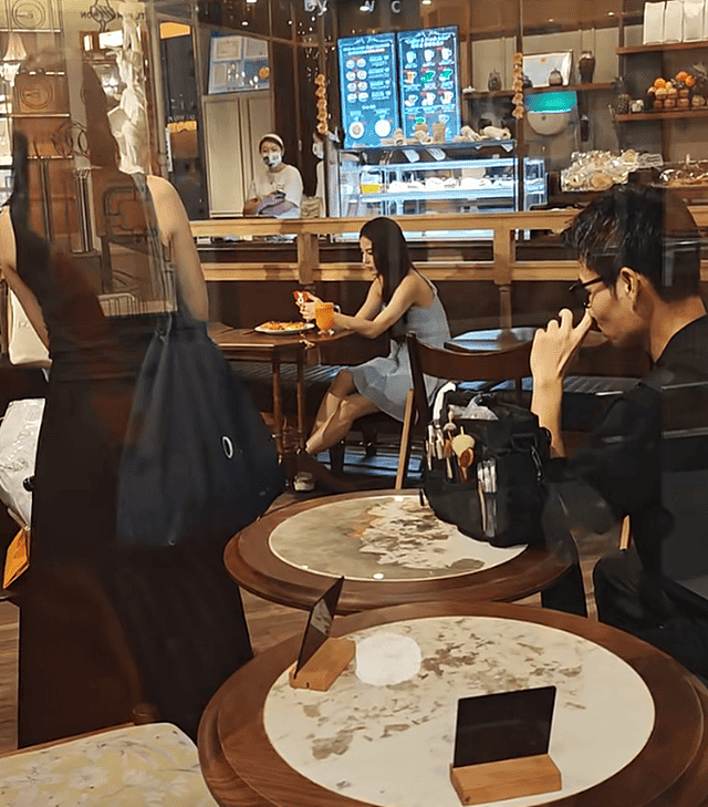 42岁黄圣依甜品店被偶遇，看手机一脸烦躁还翻白眼（组图） - 5