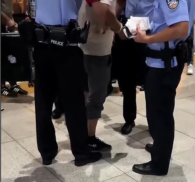 男子在高铁上吸烟被警察戴铐带走，自称“我又没有犯罪”（组图） - 1