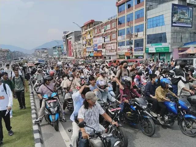尼泊尔封锁油管、脸书和WhatsApp，“Z世代”爆发抗议（视频/组图） - 12