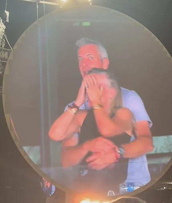 Coldplay演唱会“捉奸门”引爆全网！如今男方失业女方离婚，更多内幕曝光（视频/组图） - 1