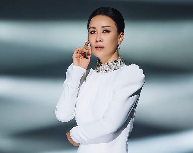 曝那英老公孟桐疑似出轨！携美女返回那英别墅（组图） - 1