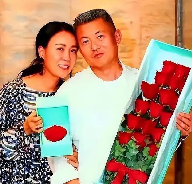 曝那英老公孟桐疑似出轨！携美女返回那英别墅（组图） - 4