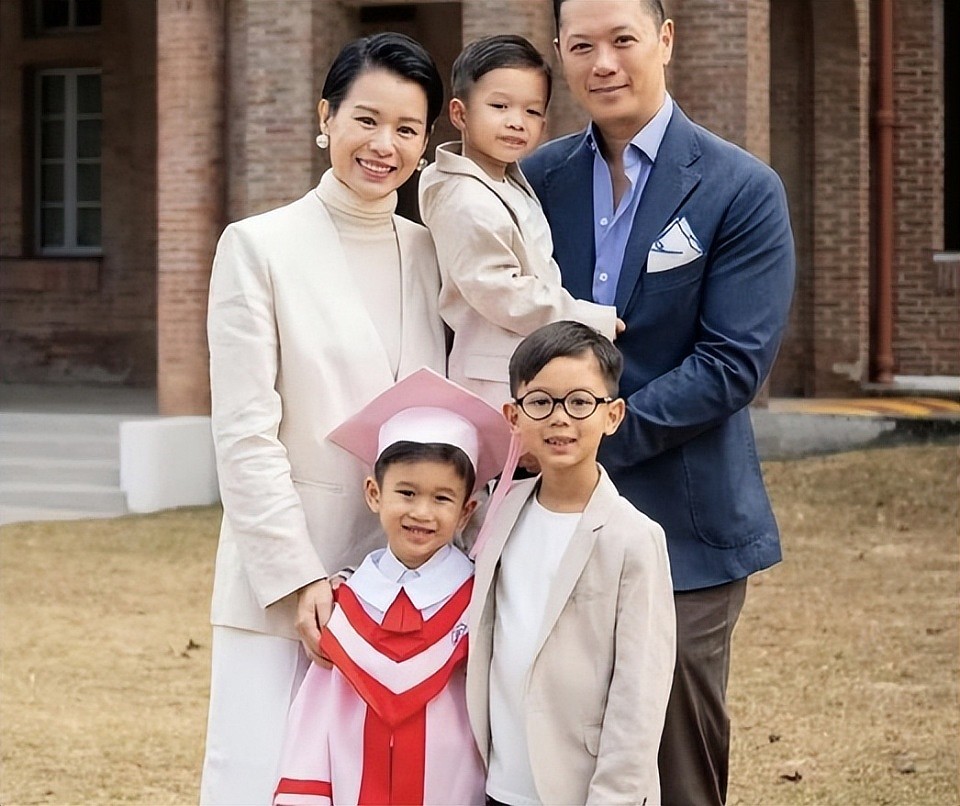那英老公否认婚内出轨称同回别墅为顺路捎带，致歉行为失当（组图） - 5