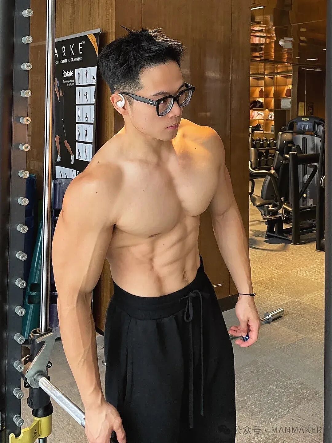 【帅哥】成都健身肌肉网红帅哥，霸气腱子肉大长腿馋哭网友（组图） - 14