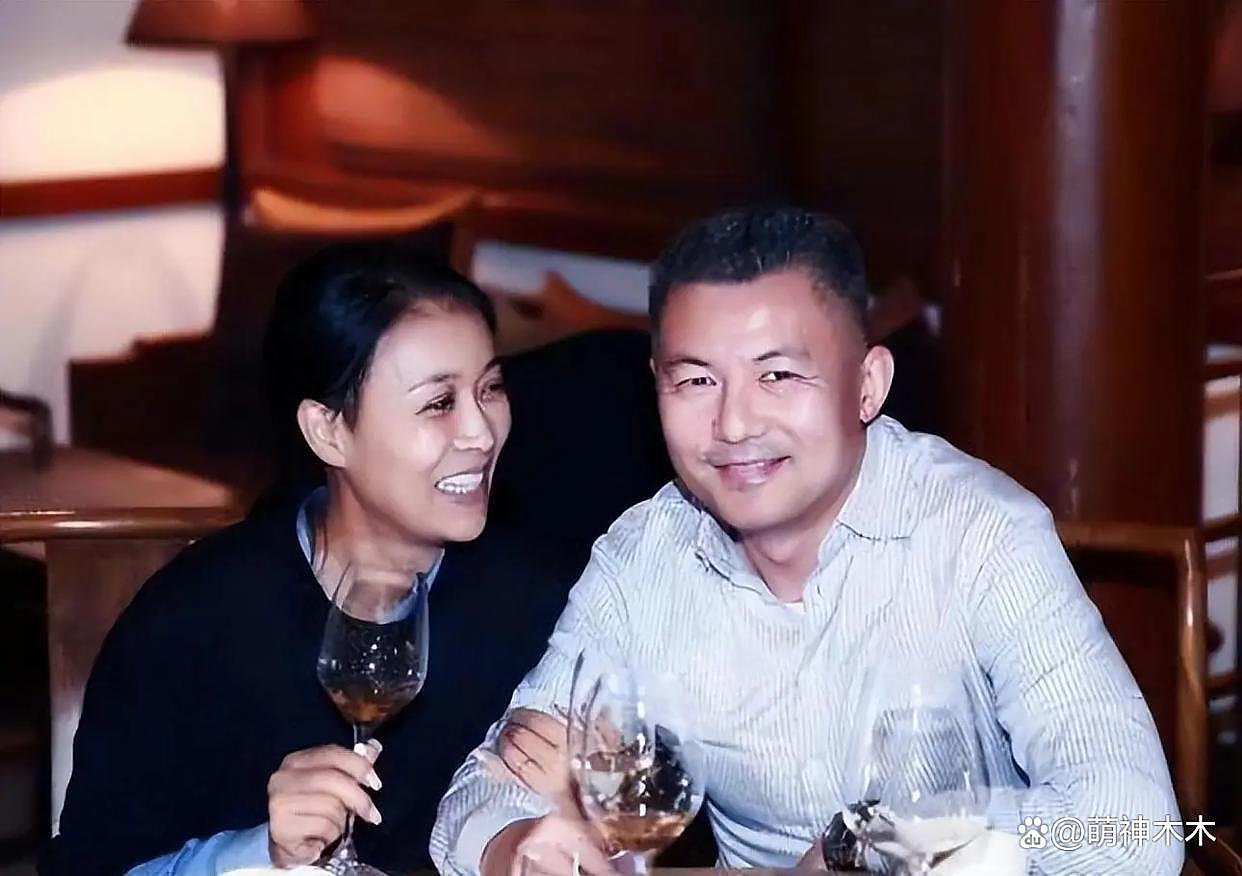 那英丈夫出轨对象疑似伪娘！脸型手臂符合男性特征，被嘲太会玩（组图） - 1