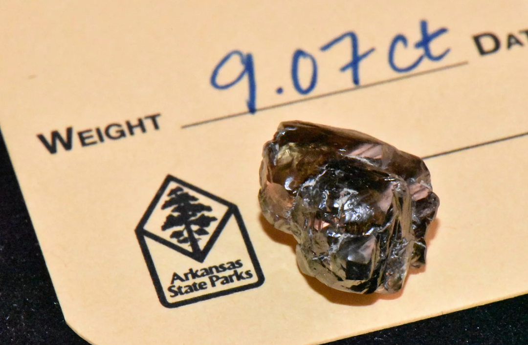离谱！美国公园随便挖钻石，谁找到归谁？男子捡到3.81克拉，还有人挖出16克拉巨钻（组图） - 11