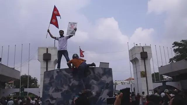 尼泊尔封锁油管、脸书和WhatsApp，“Z世代”爆发抗议（视频/组图） - 2