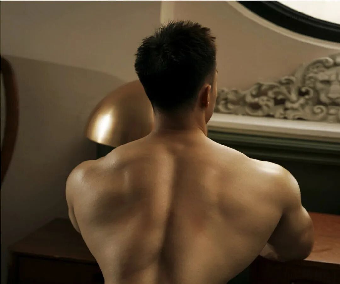 【帅哥】肉壮美臀运动员，肌肉写真，身材太吸睛啦（组图） - 5