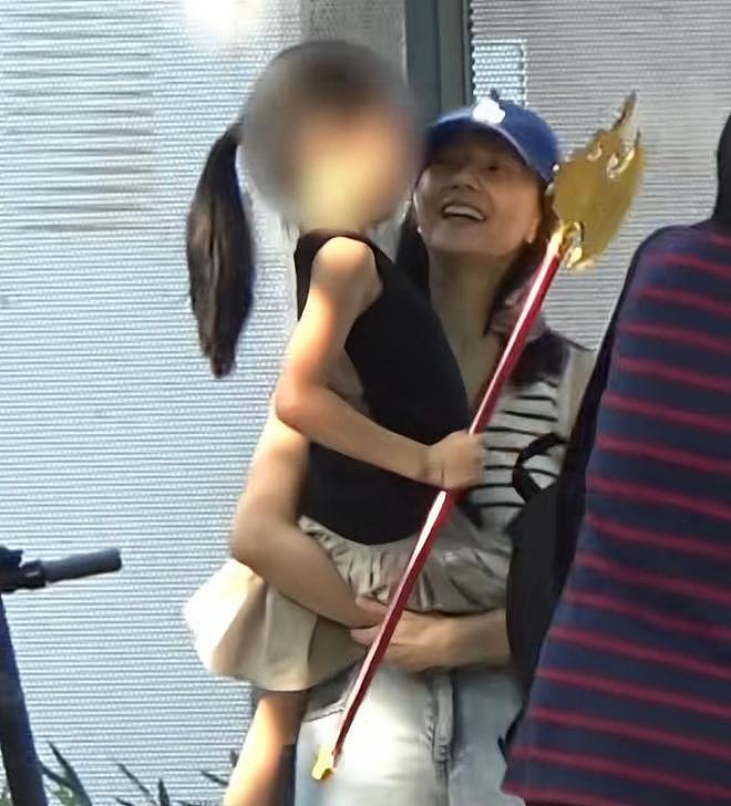 高圆圆收工抱女儿回家，6岁Rhea遗传赵又廷身高基因，四肢细又长（组图） - 3