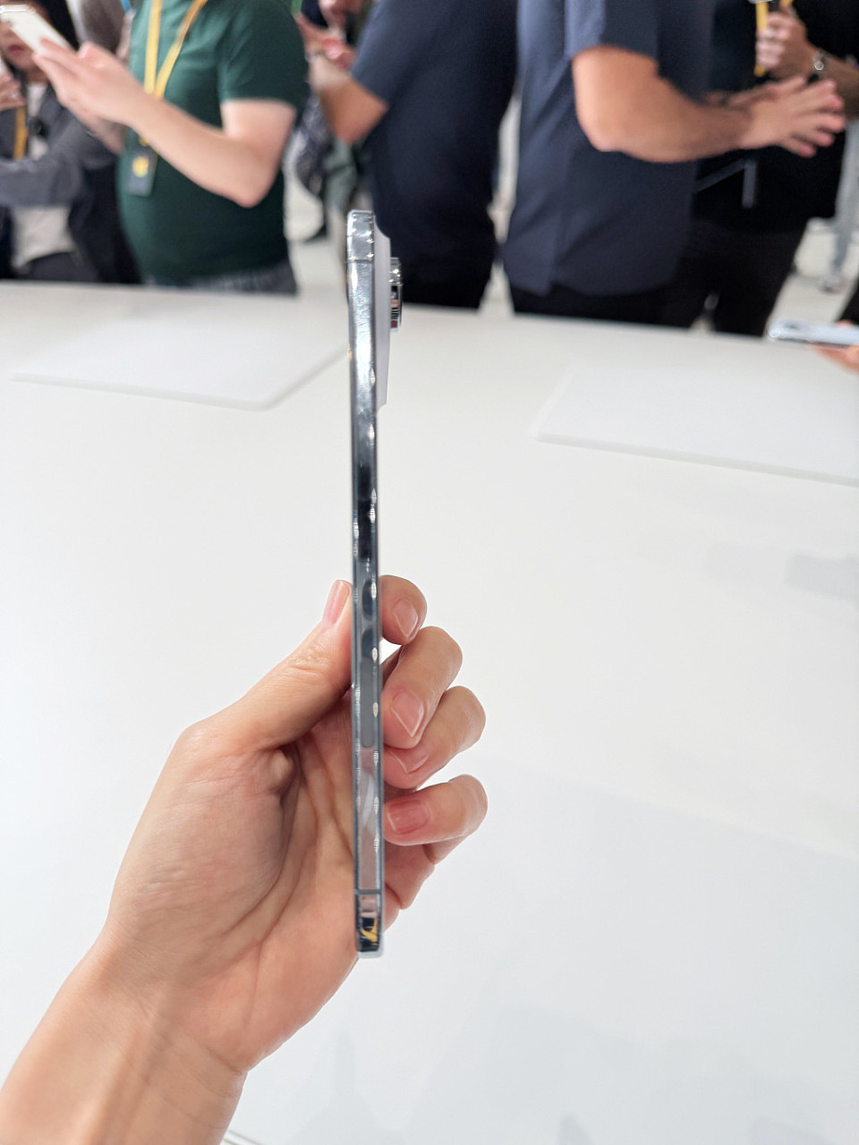 iPhone 17系列上手体验：橙色Pro“显眼包”，Air轻薄超预期（视频/组图） - 2
