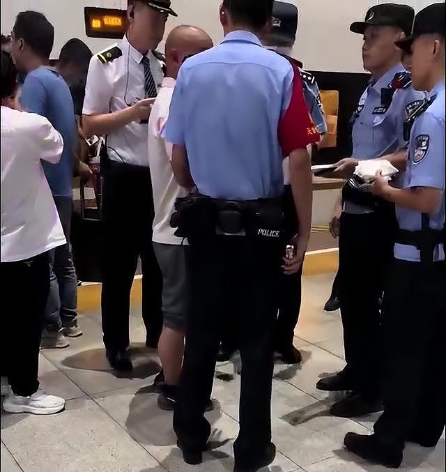 男子在高铁上吸烟被警察戴铐带走，自称“我又没有犯罪”（组图） - 5