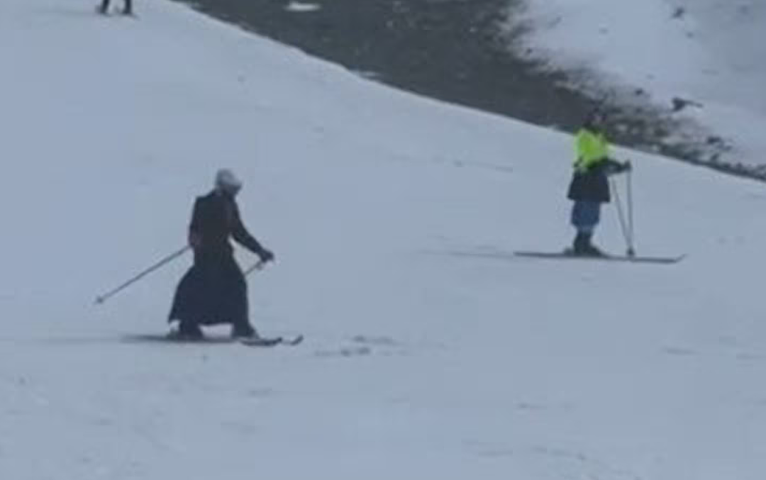 新西兰雪场惊现一群装扮怪异女子，引起围观！背后的“神秘组织”让人细思极恐（组图） - 3