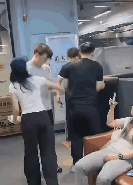 健身教练脚踏4只船后续，两女主都是已婚，正脸和身份全被扒出（组图） - 6