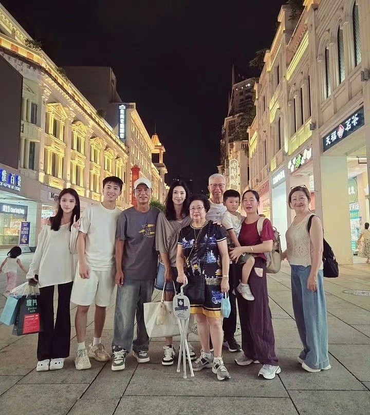 知名港星携妻现身纽约街头！疑送学霸儿子入学，港姐妻子被赞冻龄（组图） - 9