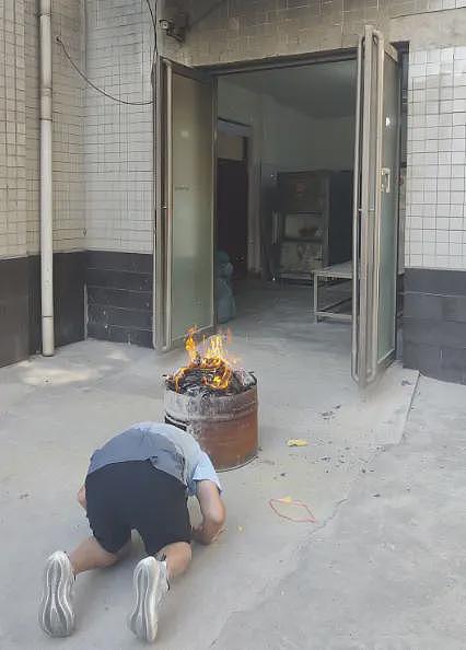 22年前父亲遭警察殴打致死，儿子被催缴24万停尸费（组图） - 9