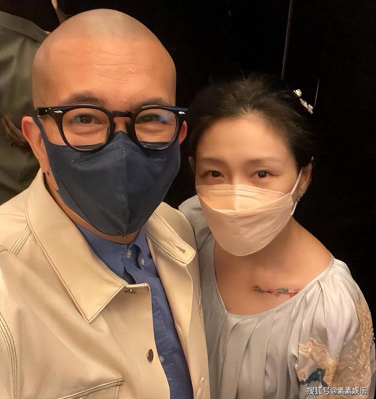 大S的墓碑刻字“永远在一起”,墓地前的草坪已经被踩变颜色(组图) - 1