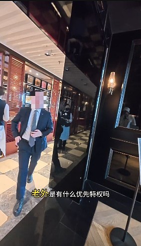 上海五星级酒店惊天双标！中国人穿拖鞋被拒，老外却畅通无阻？网友炸了（视频/组图） - 2