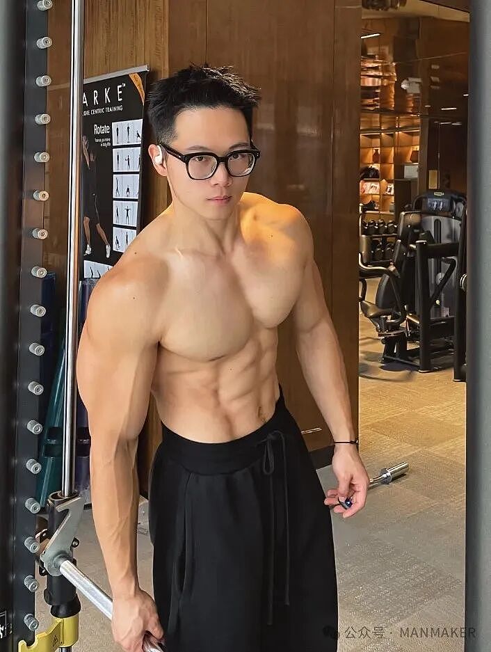 【帅哥】成都健身肌肉网红帅哥，霸气腱子肉大长腿馋哭网友（组图） - 18