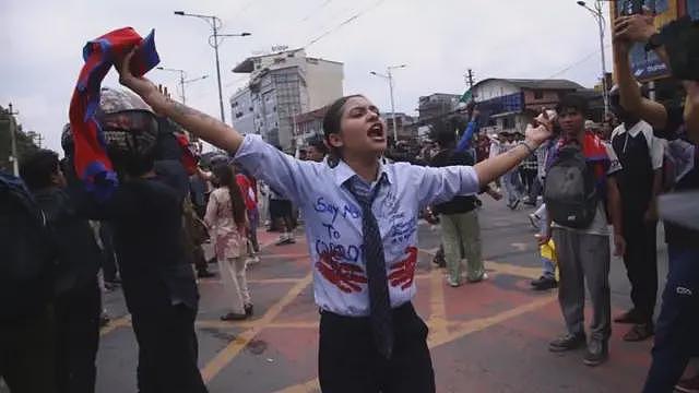 尼泊尔封锁油管、脸书和WhatsApp，“Z世代”爆发抗议（视频/组图） - 15