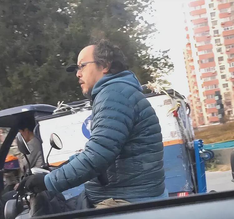 55岁窦唯已迁居阿那亚多年，骑电动车，买菜砍价，生活过得惬意（组图） - 5