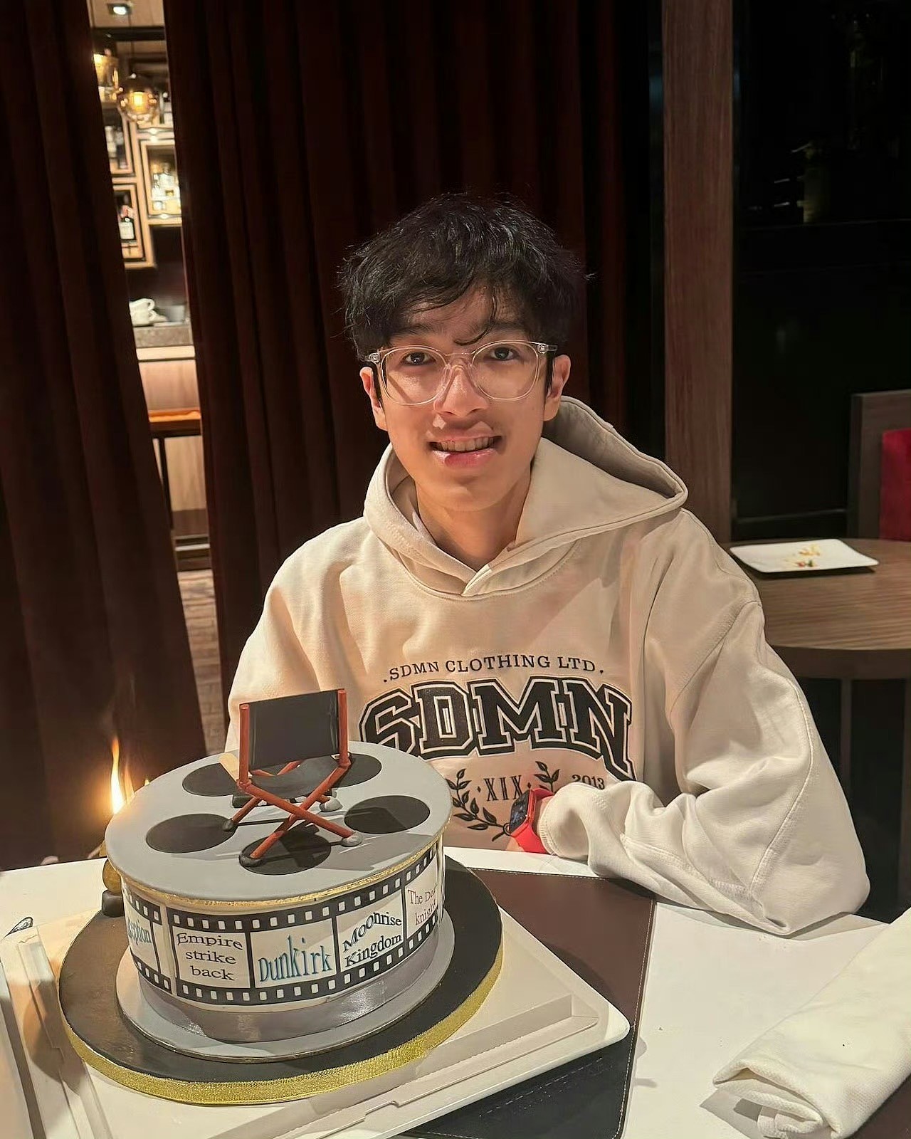 知名港星携妻现身纽约街头！疑送学霸儿子入学，港姐妻子被赞冻龄（组图） - 5