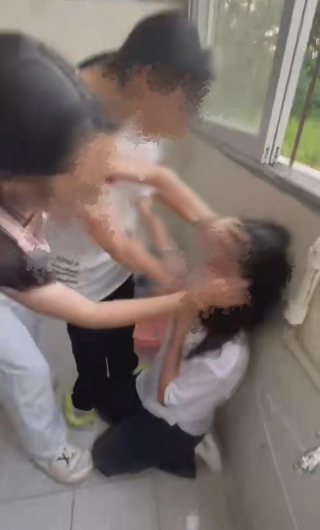 揪心！14岁留守女生遭9名同学轮番施暴：22秒狂扇17耳光+踩头比耶，校方4人被停职（视频/组图） - 3