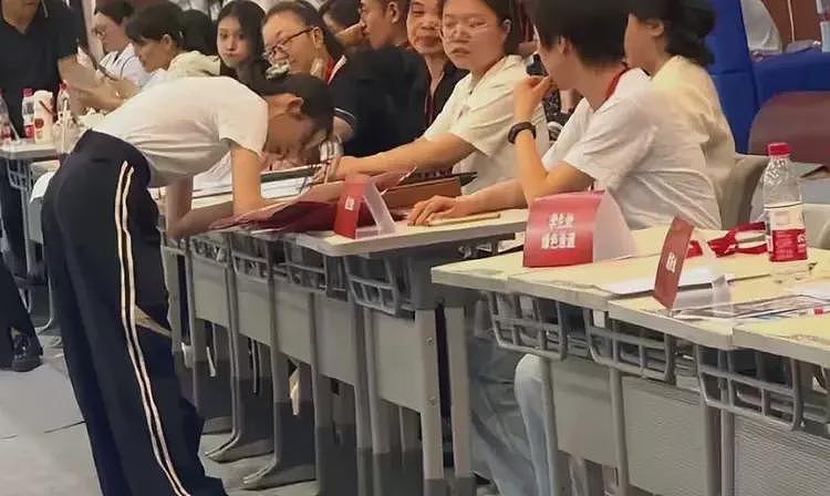 黄杨钿甜全面复出!参加中戏迎新晚会跳热舞,露马甲线引学生尖叫(组图) - 3