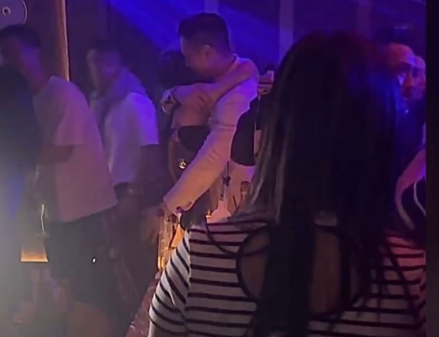 那英被绿了？那英老公与美女亲密依偎，十指相扣，说是腿伤需搀扶，街坊顺路，你信吗？（组图） - 7