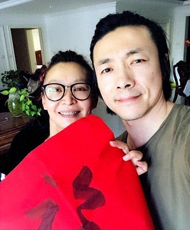 原来他早就有孩子！结婚后对外称丁克， 如今才知儿子已到青春期（组图） - 1