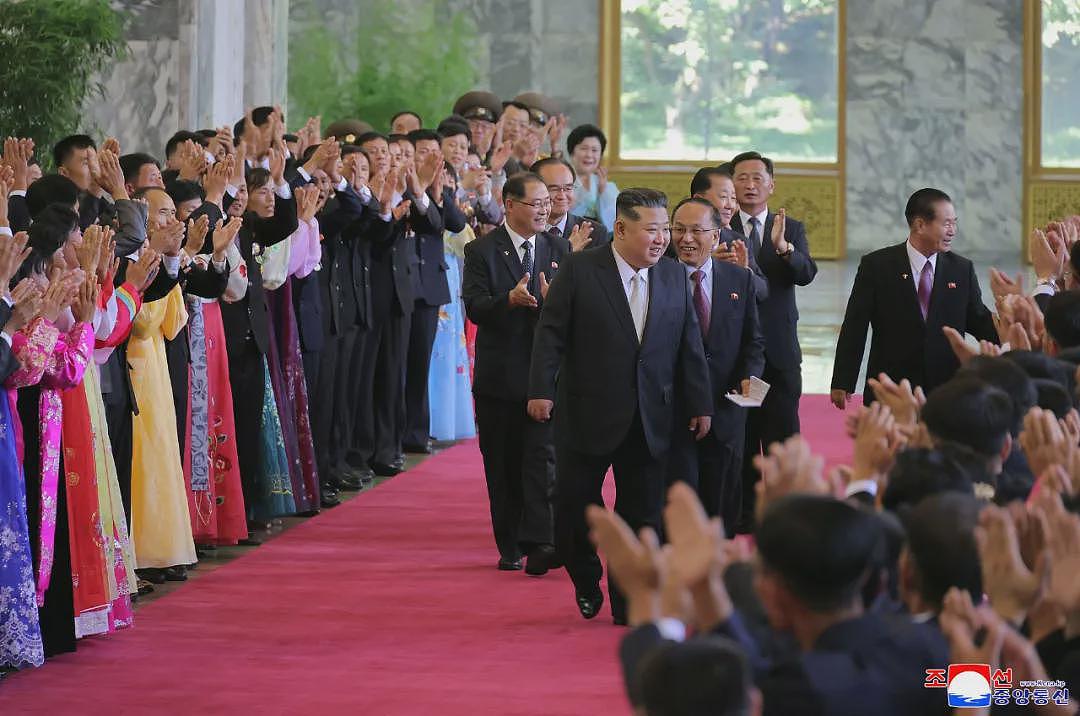 金正恩出席朝鲜国庆77周年升旗仪式和中央宣誓大会!朝鲜民众庆祝画面公开:大街小巷洋溢喜庆氛围(视频/组图) - 1