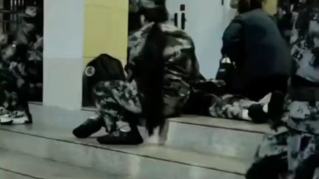魔鬼军训！网传昆明一学校17人缺氧被送院，校方：有五六人因身体质素晕倒（组图） - 3