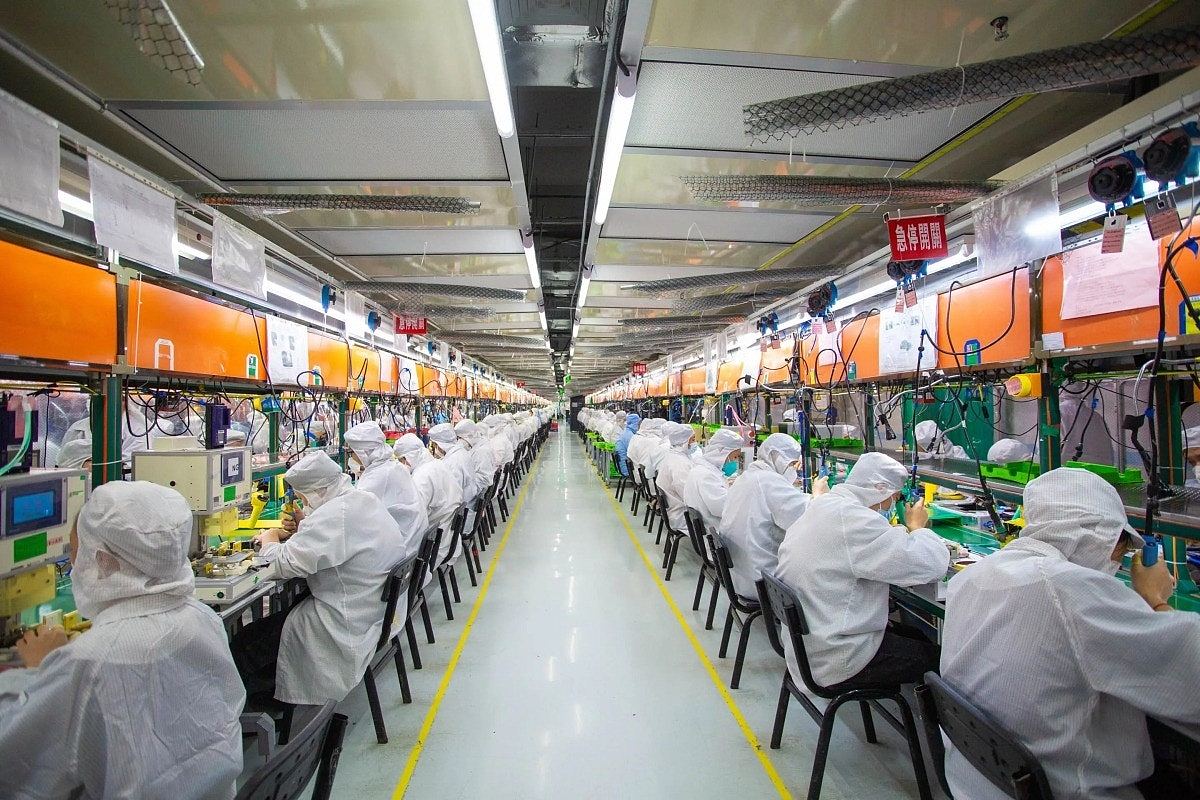 iPhone17亮相,郑州富士康20万工人两班制加班到飞起,薪水曝光(组图) - 1